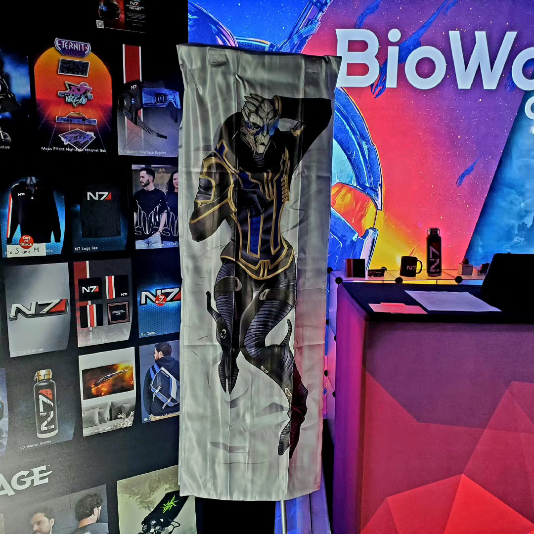 BioWare今日宣布将推出《》角色莉亚娜的抱枕套。此前他们也在PAX West展会中展出过角色盖拉斯和塔莉的抱枕套。